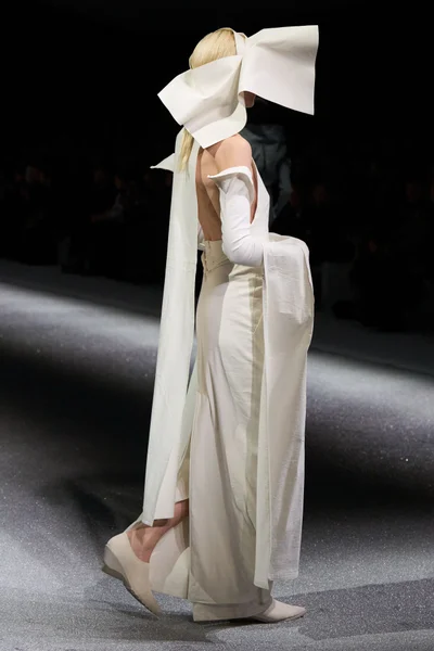 Look 10